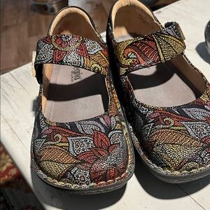 Patterned Mary Jane Comfort Shoes - Multicolor Floral Print